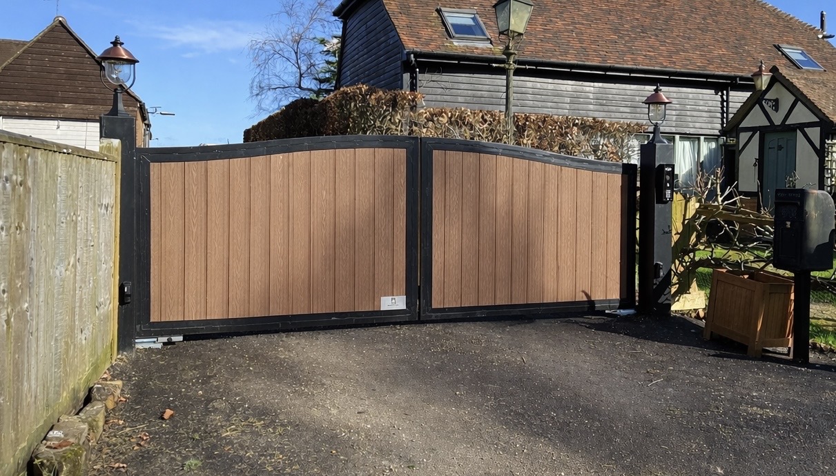 Arch‑top composite gate
